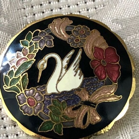 Elegant enamel swan brooch - Picture 5 of 10